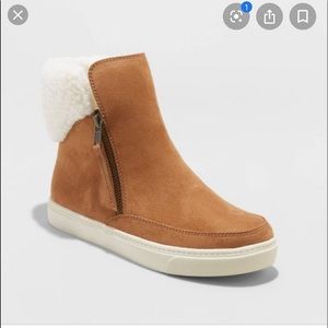 Universal thread sneaker boots